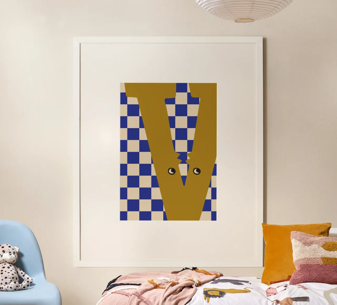 Divertente mostro lettera V con sfondo a scacchiera poster da ALLÉE DE PAPIER
