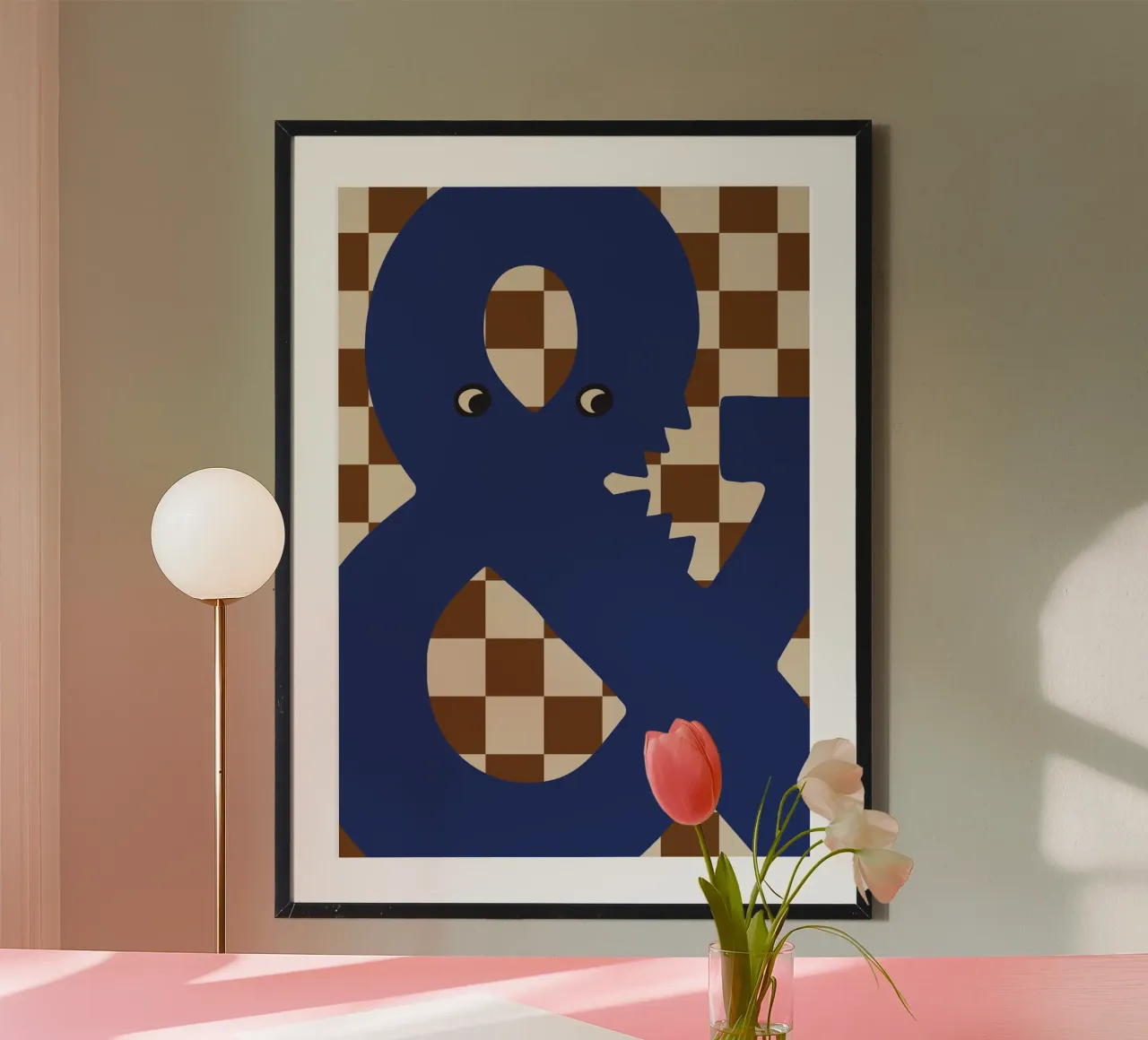 Mostro divertente Ampersand con sfondo a scacchiera poster con telaio in legno da ALLÉE DE PAPIER