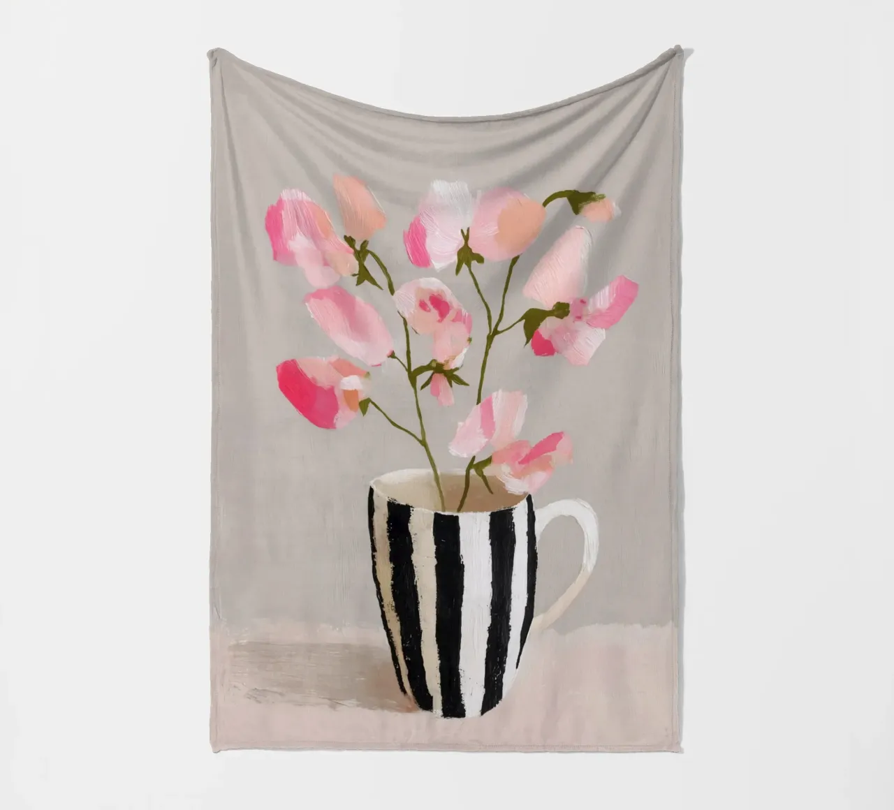 Tazza a righe con fiori rosa coperta in pile da Carinaprint