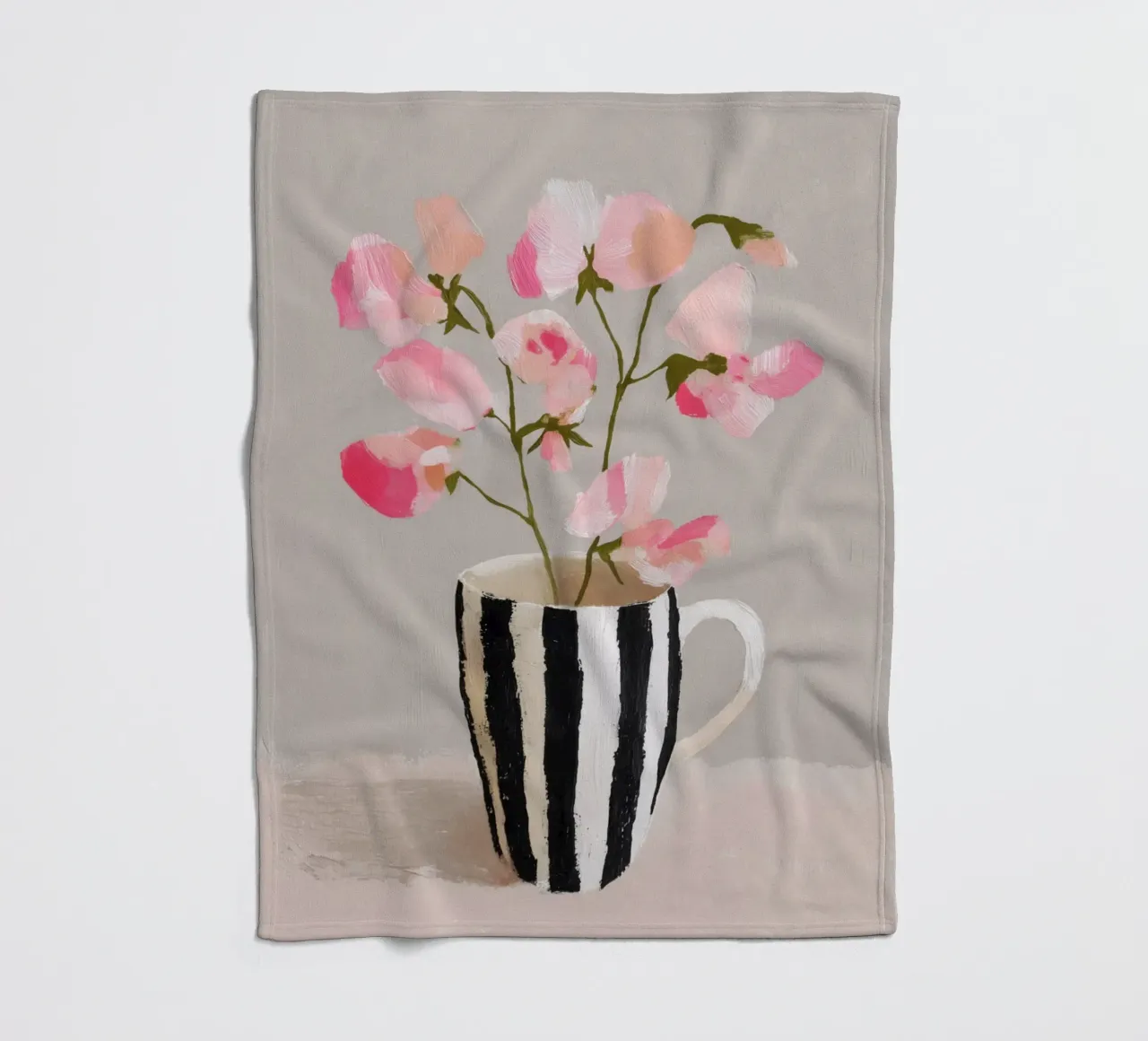 Tazza a righe con fiori rosa coperta in pile da Carinaprint