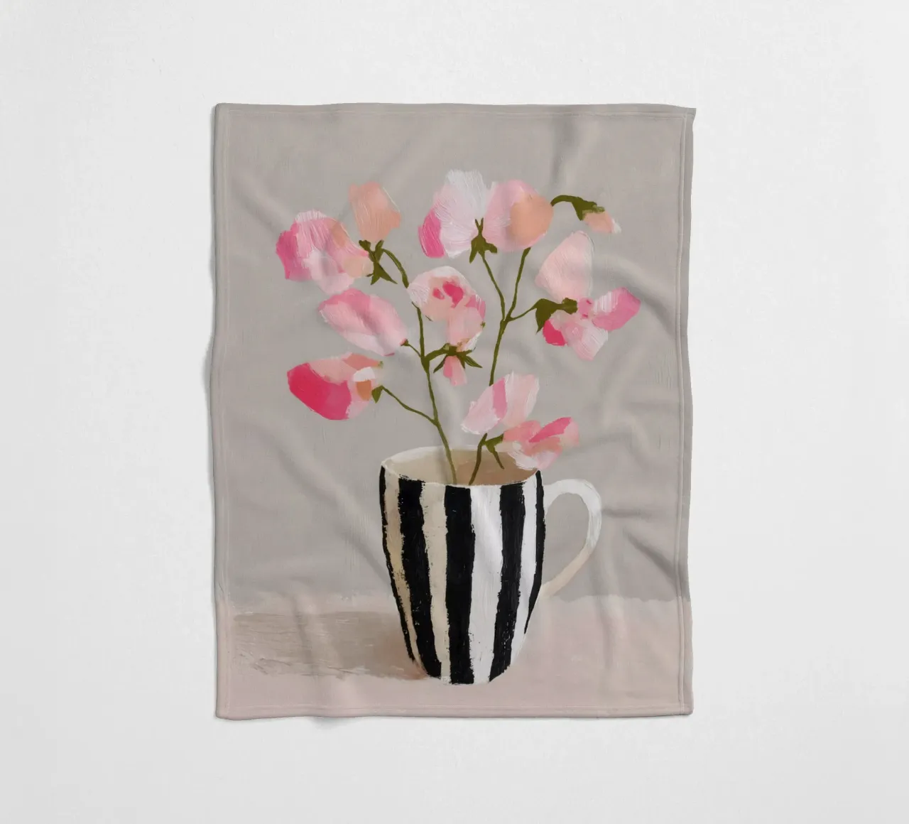 Tazza a righe con fiori rosa coperta in pile da Carinaprint