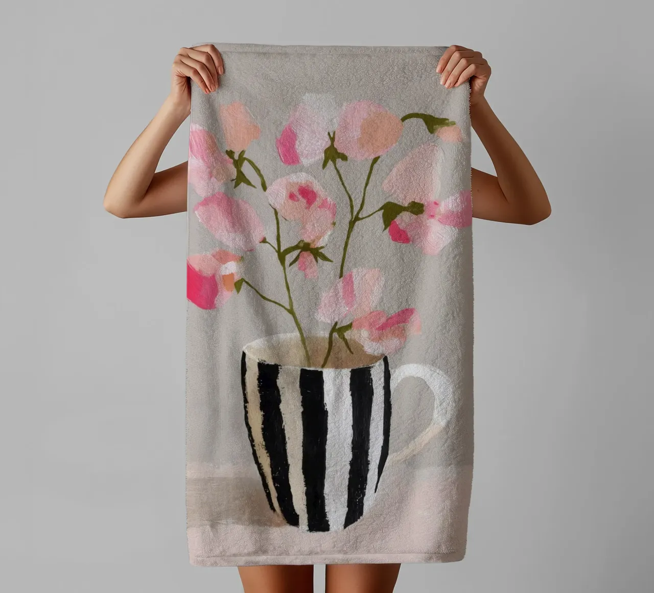 Tazza a righe con fiori rosa asciugamano da bagno da Carinaprint