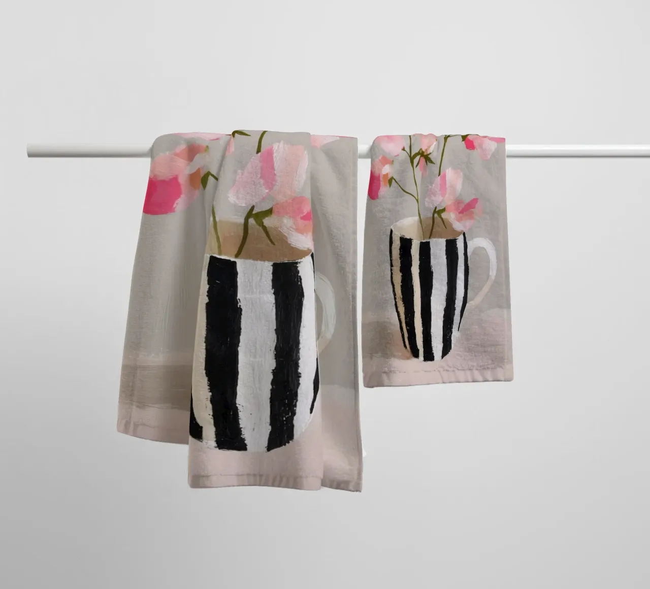 Tazza a righe con fiori rosa asciugamano da bagno da Carinaprint