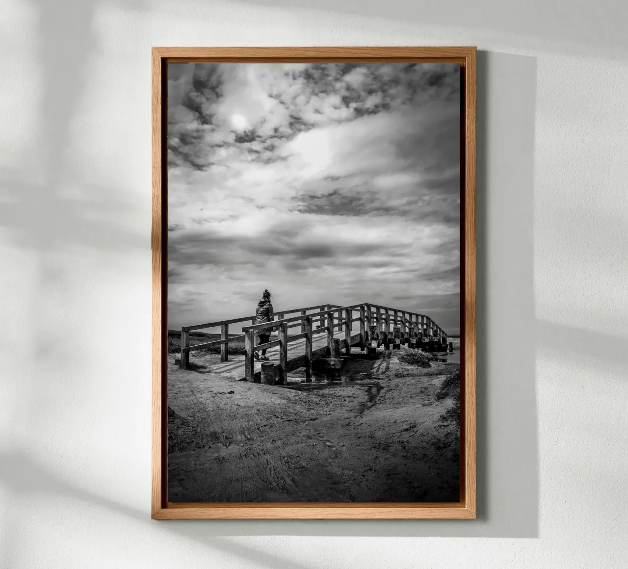 Passerella di legno in un paesaggio di dune con vista sul mare tela con Cornice a cassetta da Finch & Frames