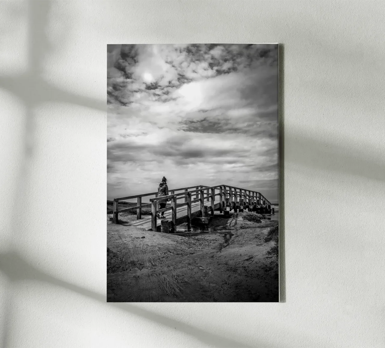 Passerella di legno in un paesaggio di dune con vista sul mare tela con Cornice a cassetta da Finch & Frames