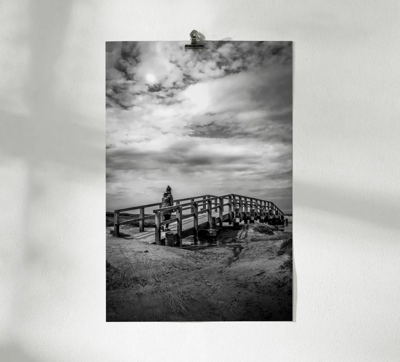 Passerella di legno in un paesaggio di dune con vista sul mare poster con telaio in legno da Finch & Frames