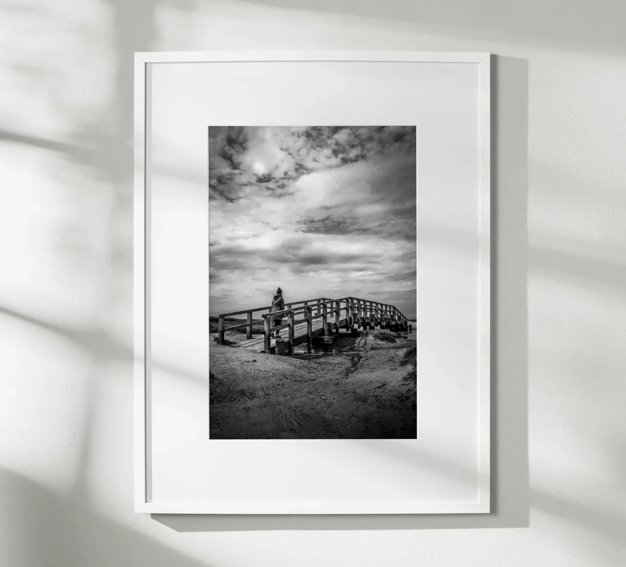 Passerella di legno in un paesaggio di dune con vista sul mare poster con telaio in legno da Finch & Frames