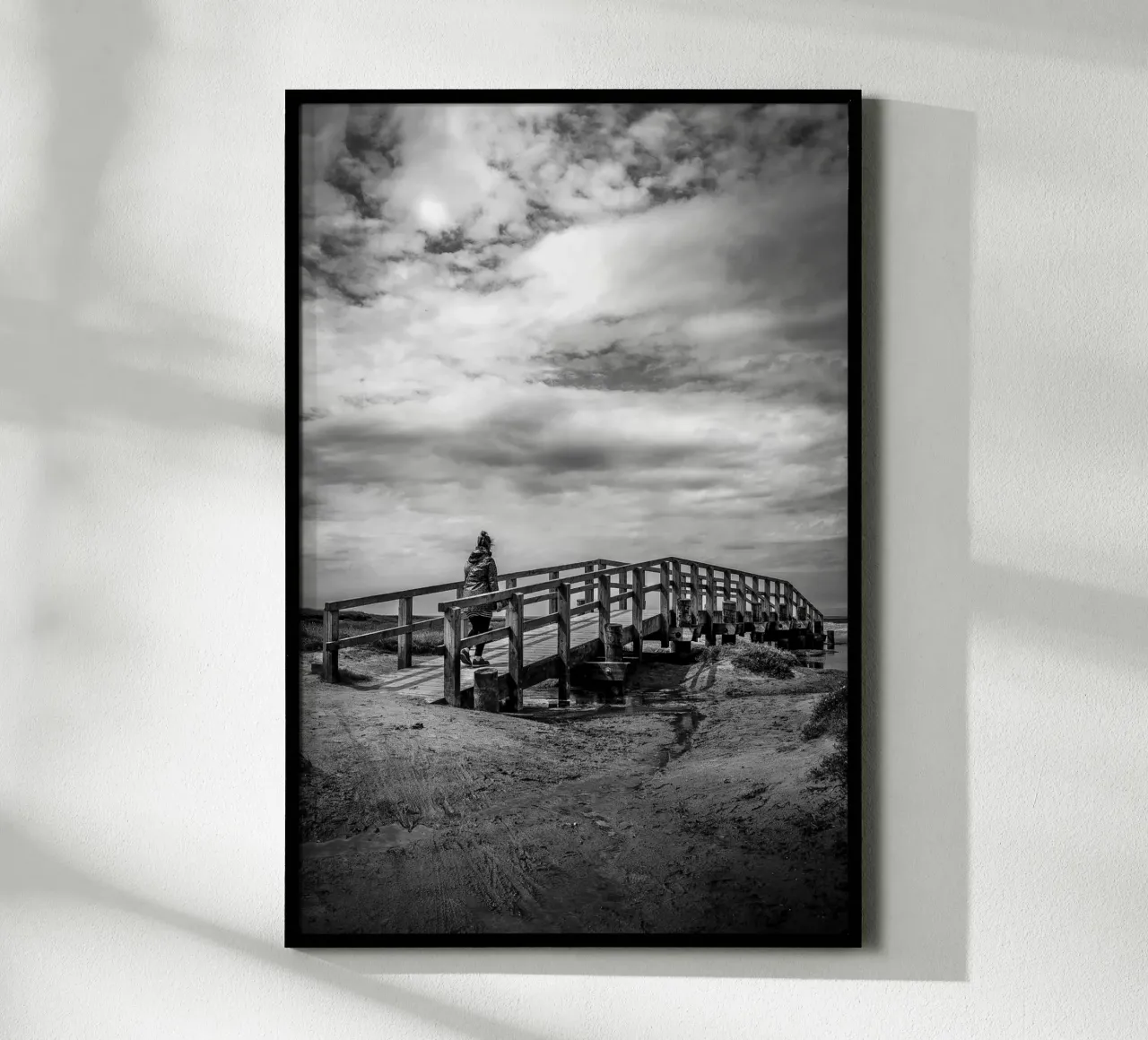 Passerella di legno in un paesaggio di dune con vista sul mare poster con telaio in legno da Finch & Frames