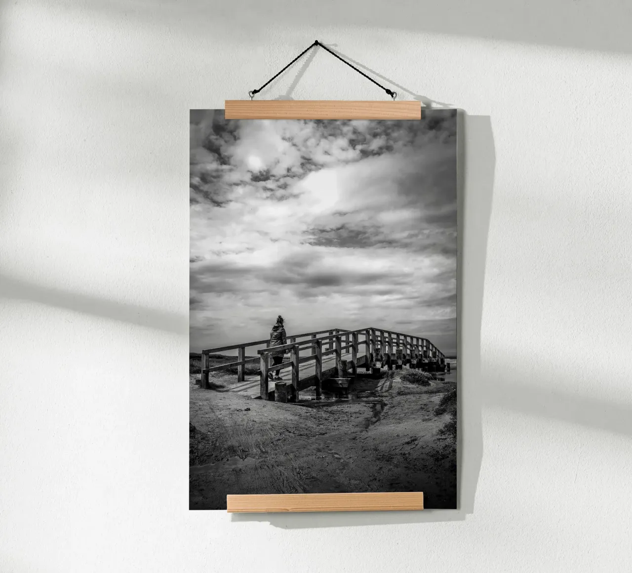 Passerella di legno in un paesaggio di dune con vista sul mare poster con telaio in legno da Finch & Frames