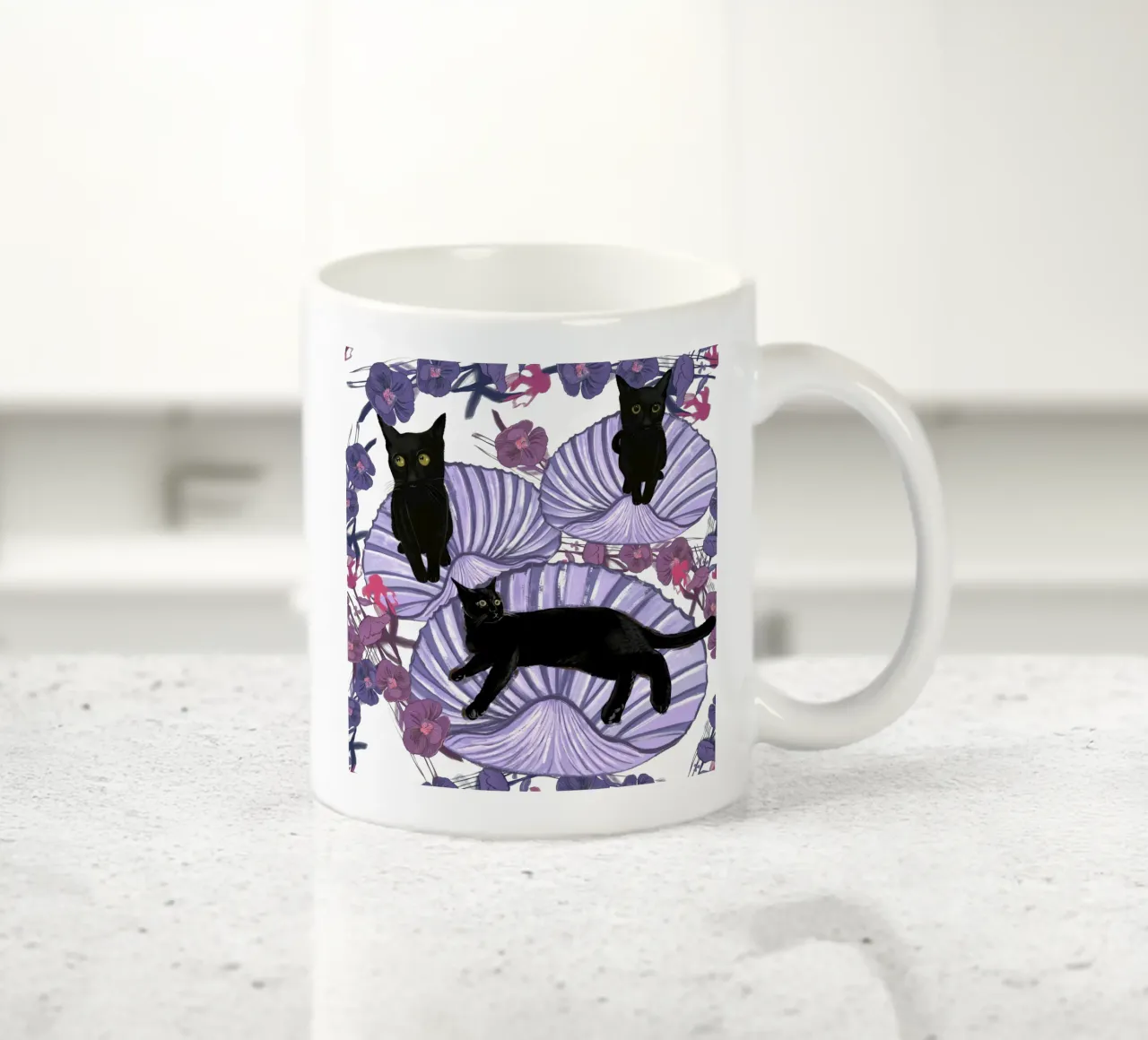 Gatto nero con conchiglie e fiori tazza in ceramica da gulsengunel