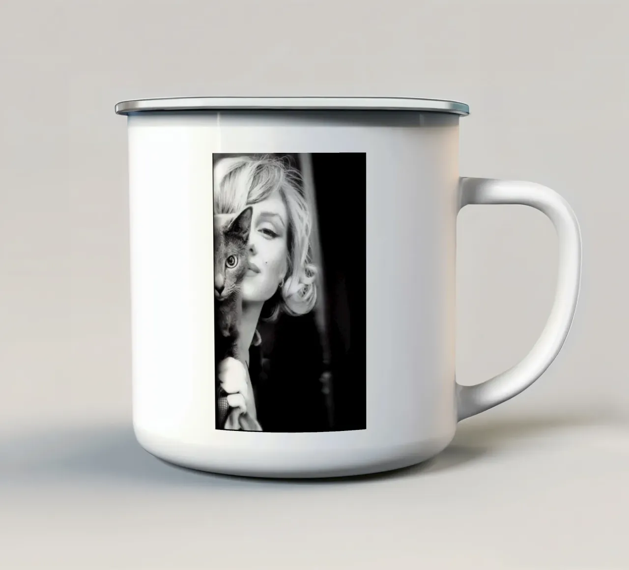 Marilyn con gatto tazza in smalto da glover studio