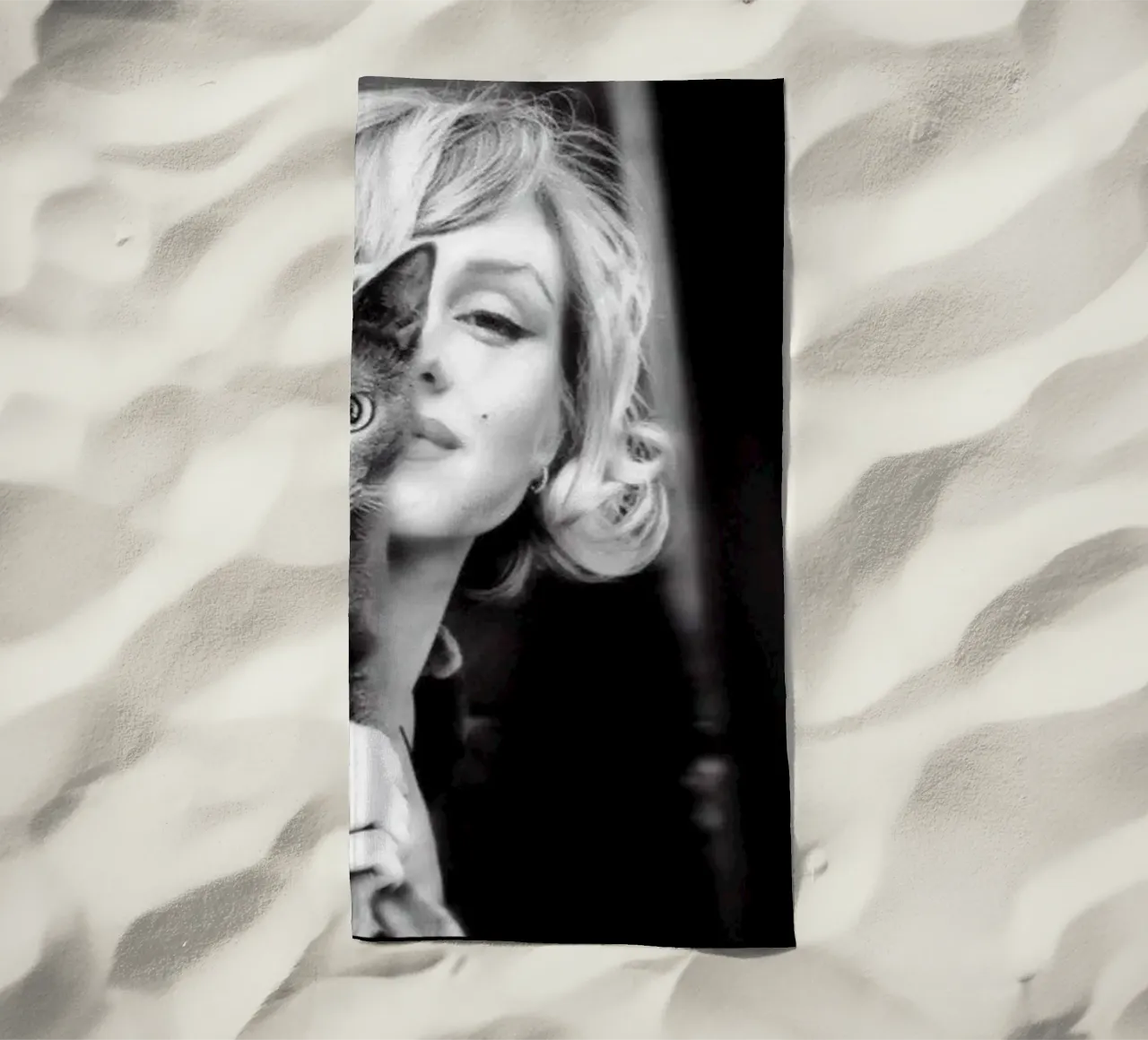 Marilyn con gatto telo mare da glover studio