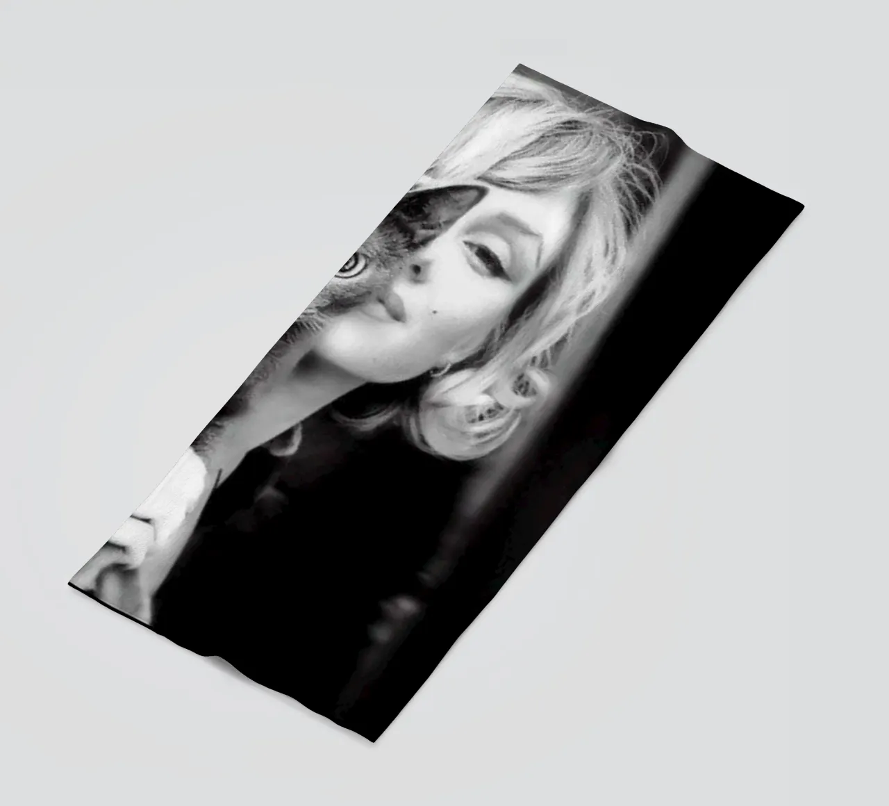 Marilyn con gatto telo mare da glover studio