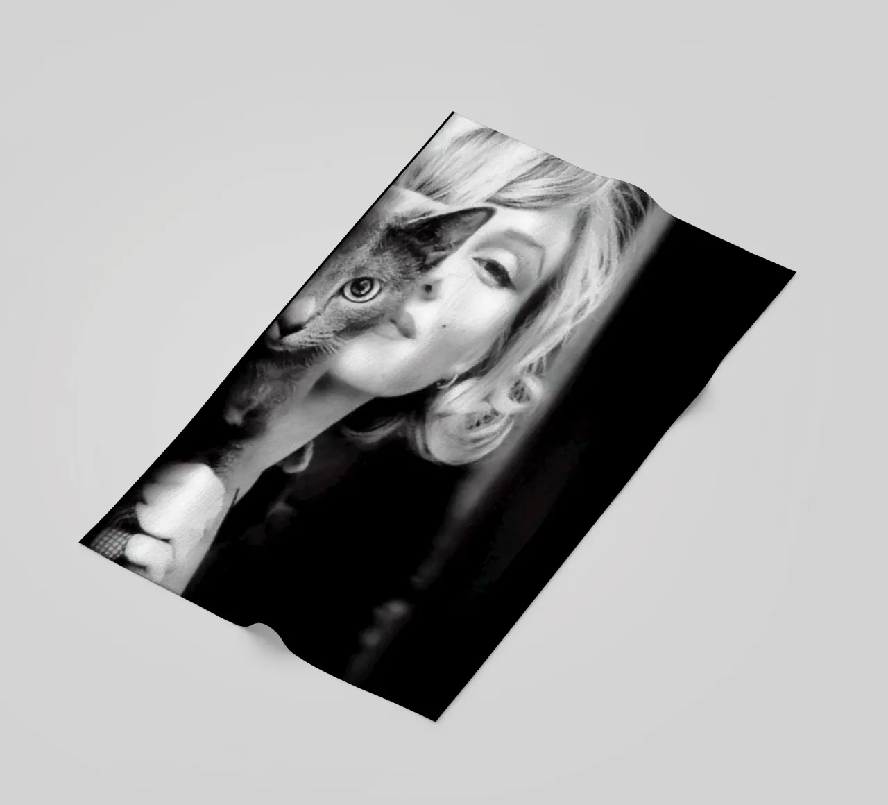 Marilyn con gatto telo mare da glover studio
