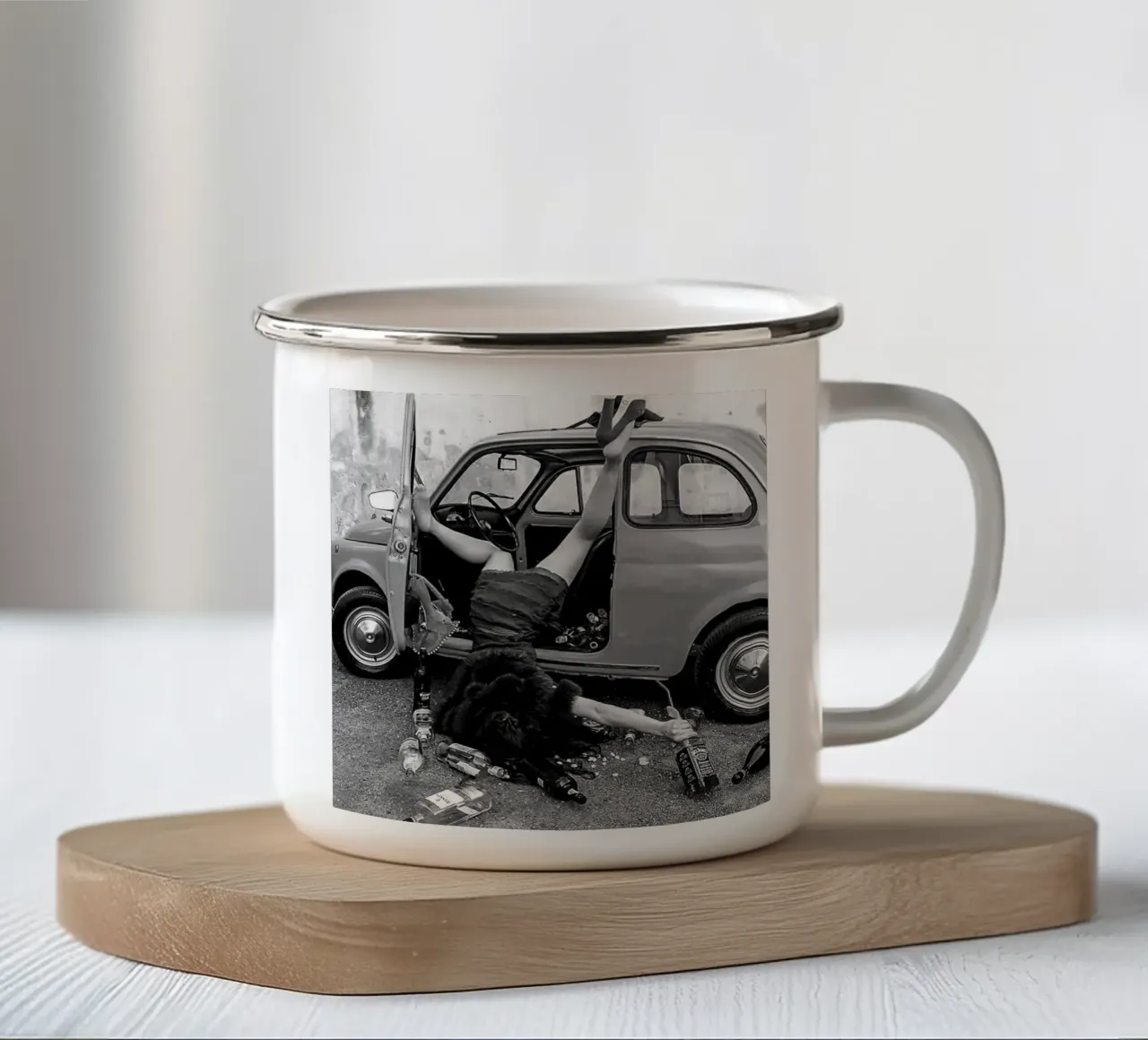 Schianto sull'auto tazza in smalto da glover studio