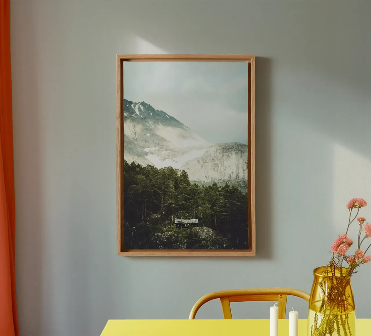 Die Hütte in den Bergen Leinwand mit Schattenfugenrahmen von thetraveller