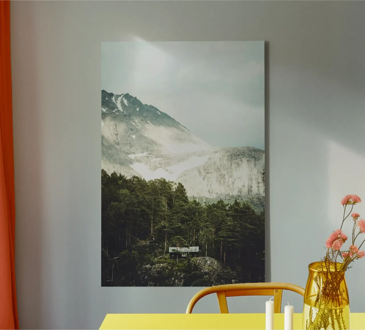 Die Hütte in den Bergen Leinwand mit Schattenfugenrahmen von thetraveller