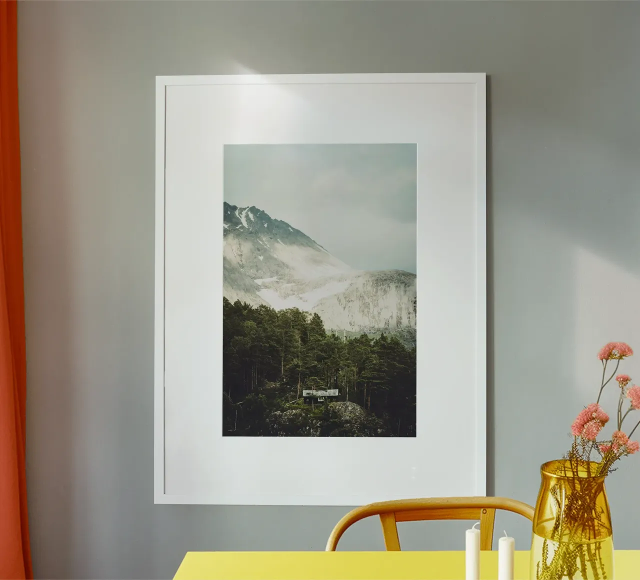 La baita in montagna poster con telaio in alluminio da thetraveller