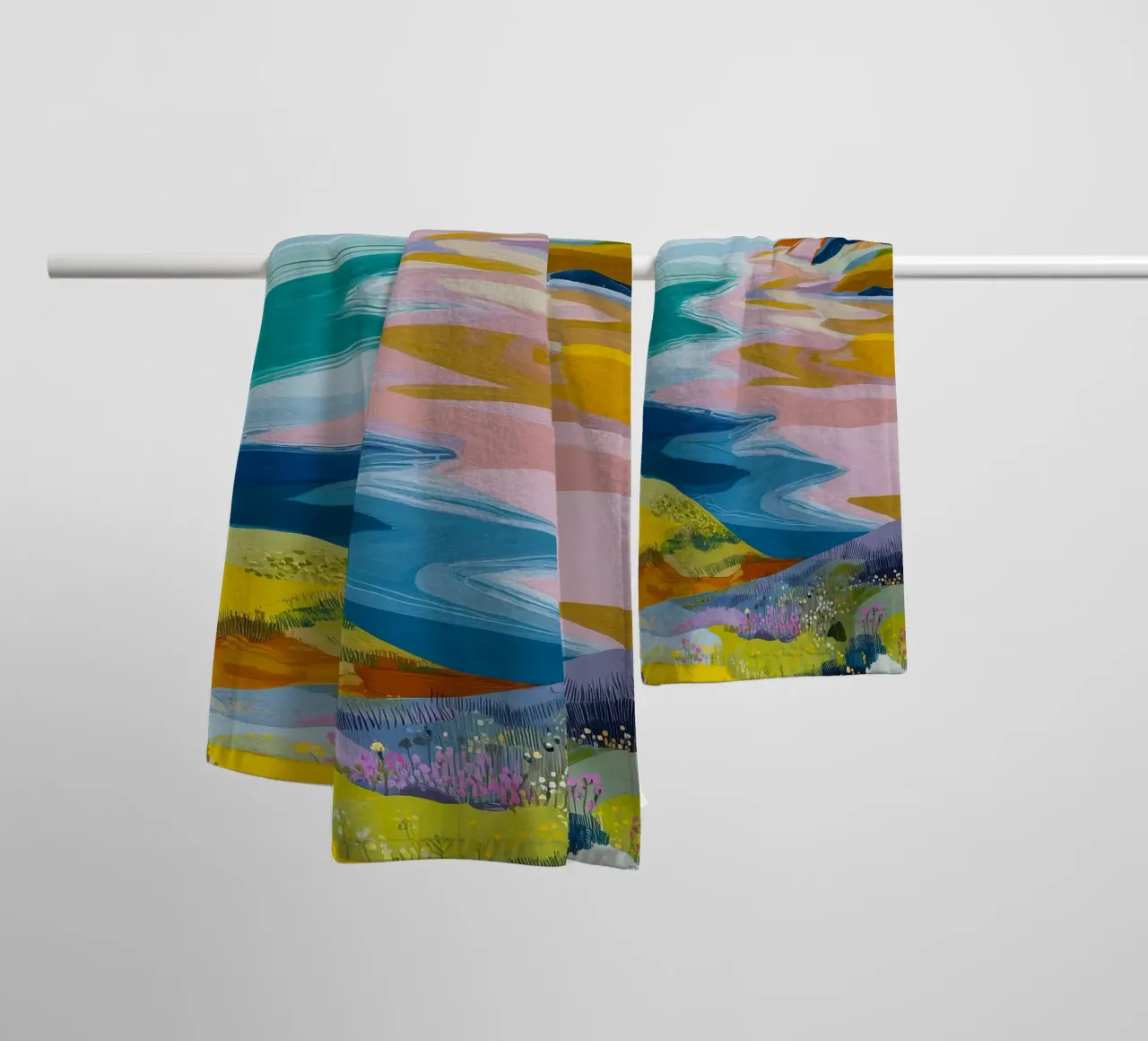 Pastel Shoreline - Where Wildflowers Meet the Tide asciugamano da bagno da Dune