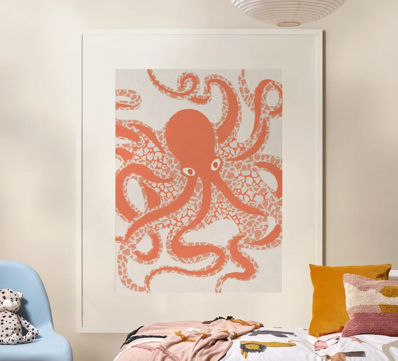 Polpo astratto in corallo poster con telaio in legno da Asha Designs