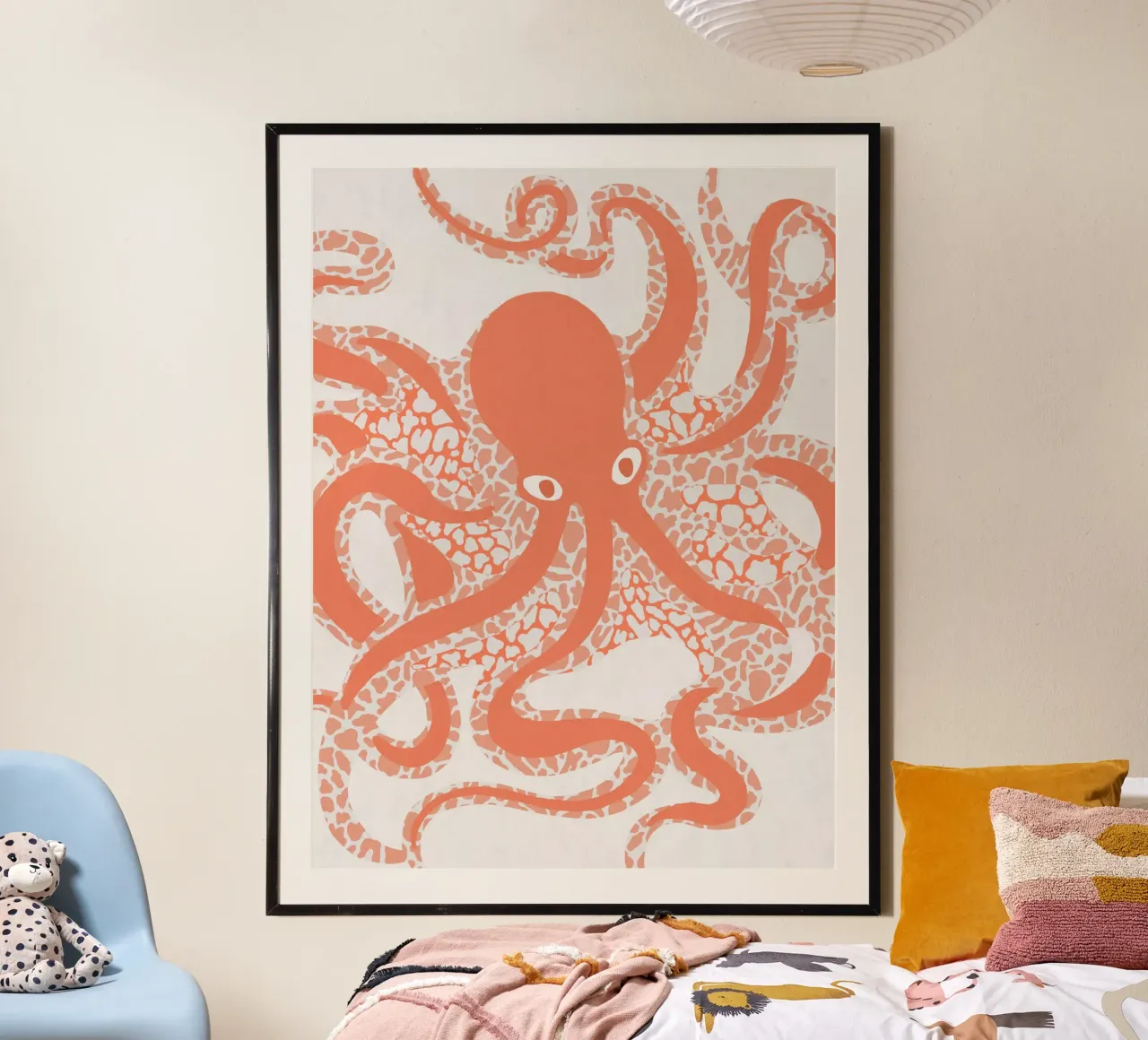 Polpo astratto in corallo poster con telaio in legno da Asha Designs