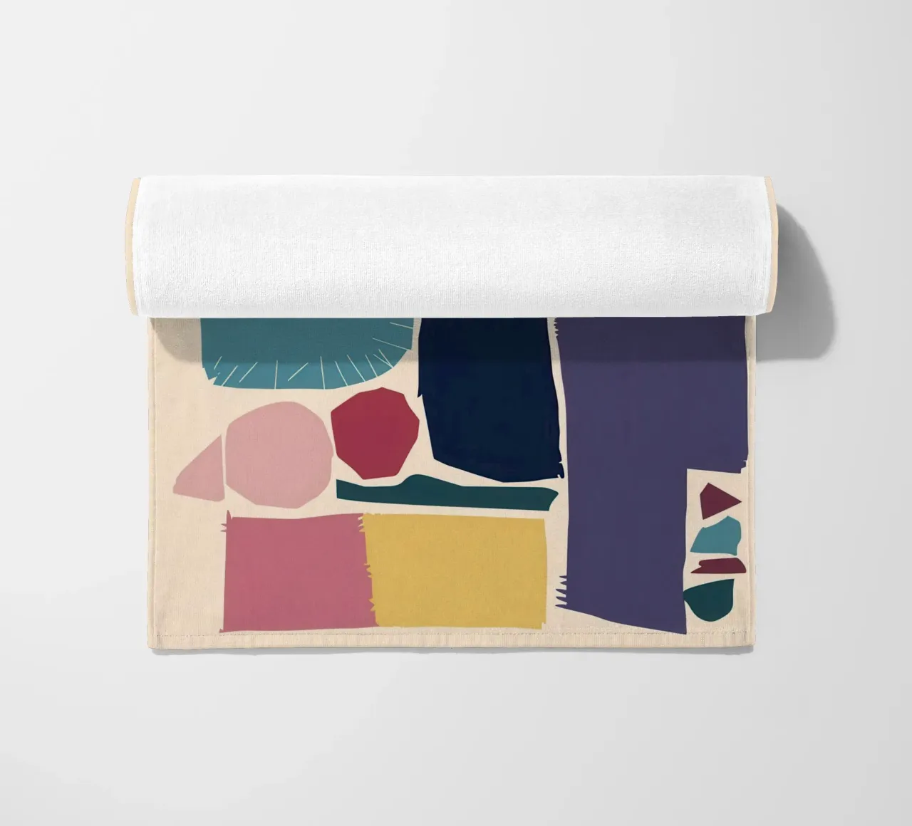 Mosaico di forme gioiose telo mare da Trace Brush