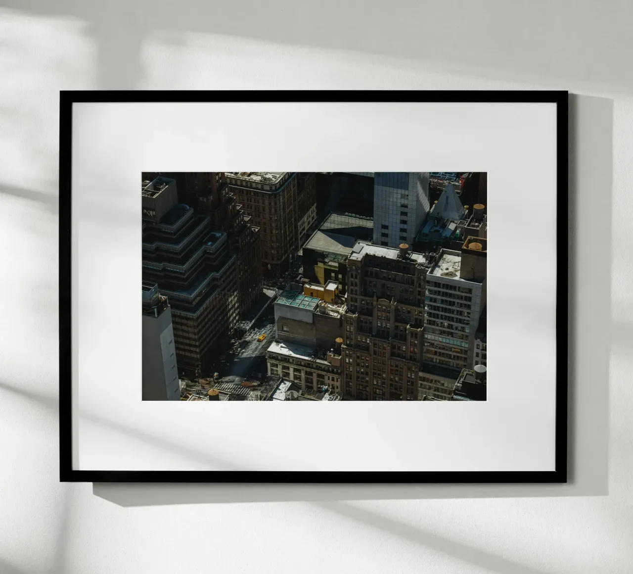 5th Ave 46th St New York poster con telaio in plastica da thetraveller
