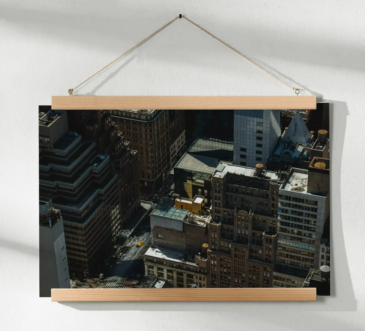 5th Ave 46th St New York poster con telaio in plastica da thetraveller