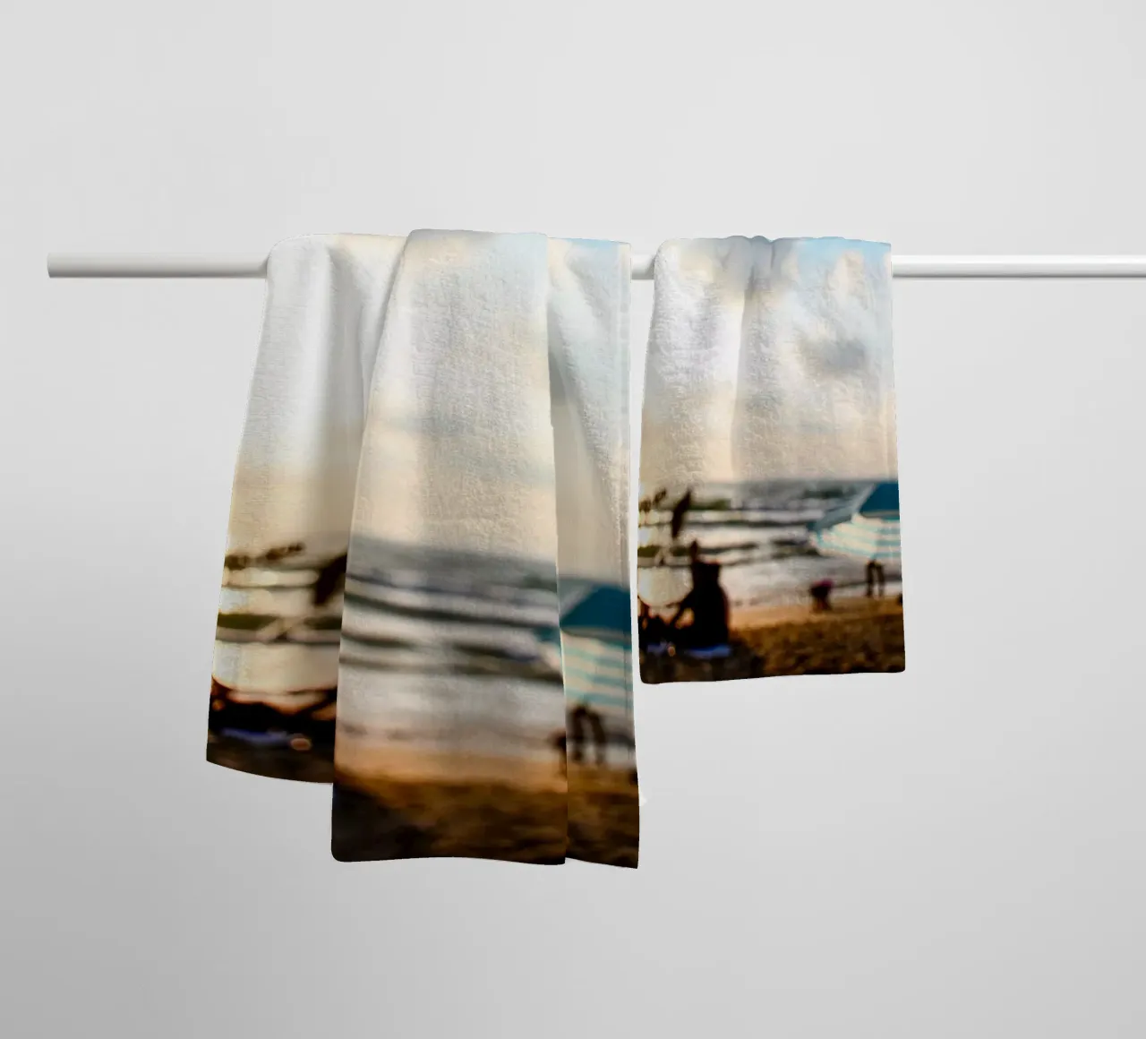 Tardo pomeriggio in spiaggia asciugamano da bagno da Tal Paz-Fridman