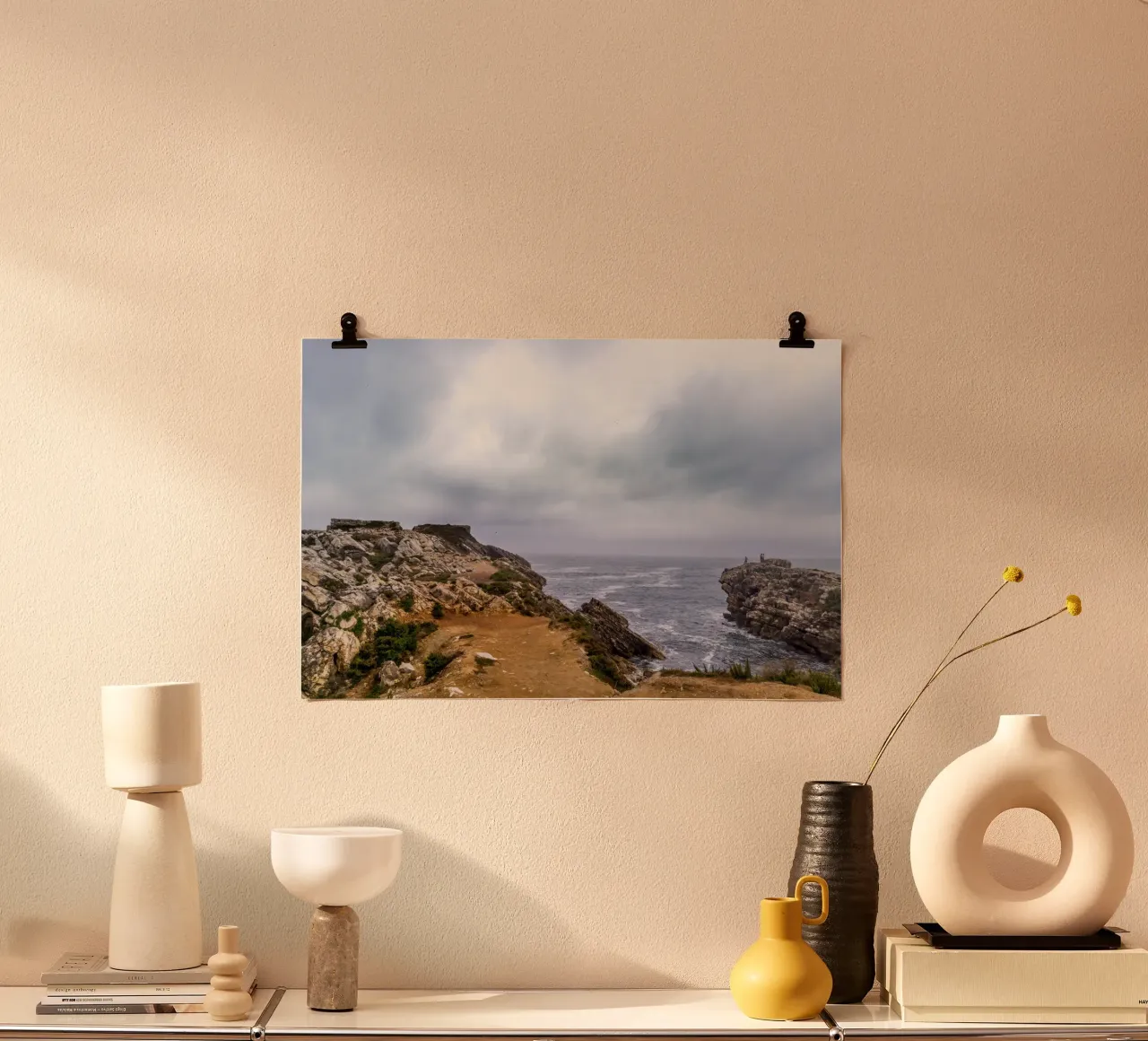 Silenzio costiero poster con telaio in legno da StillVibe Home