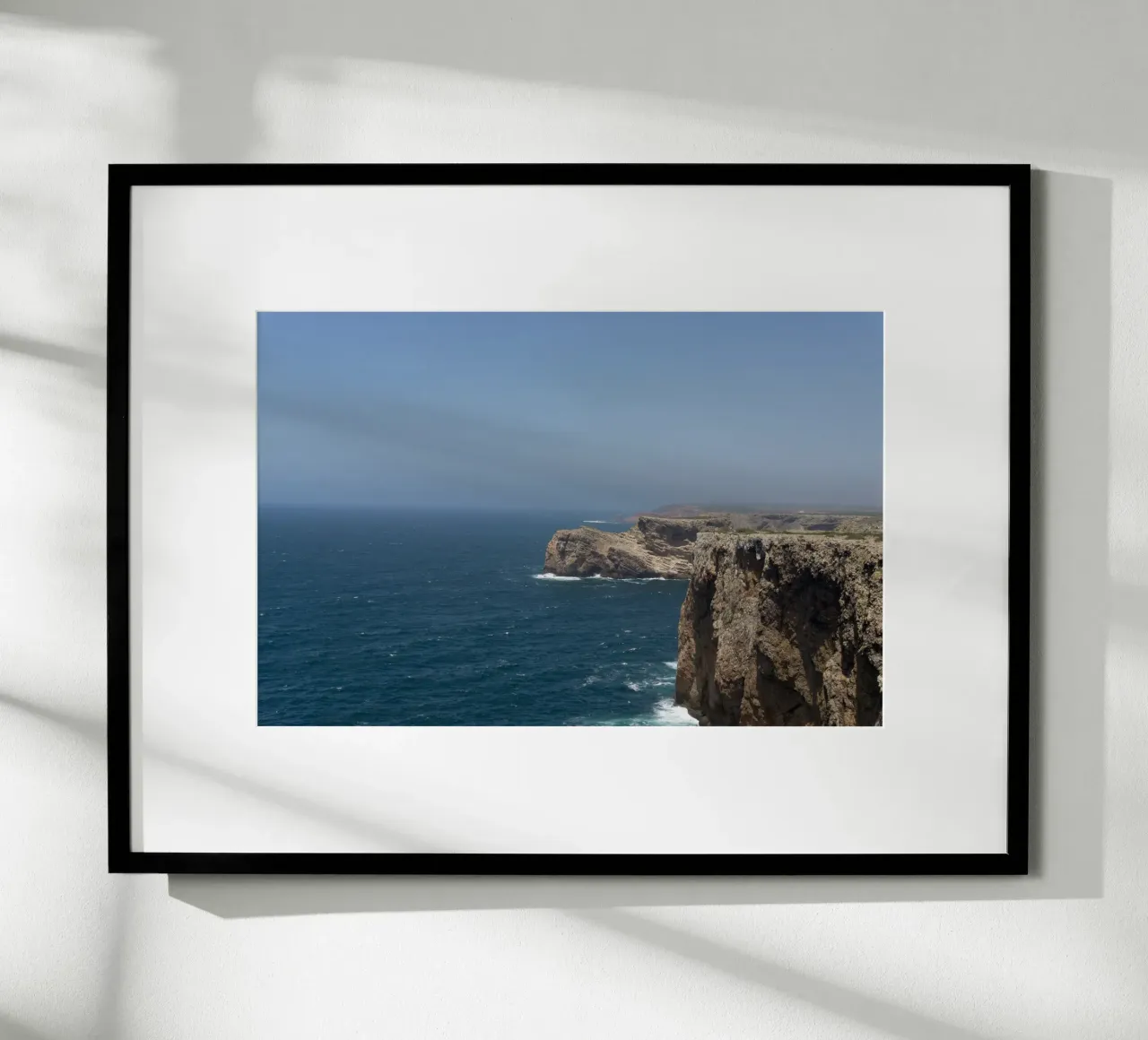 Silenzio costiero poster con telaio in plastica da StillVibe Home