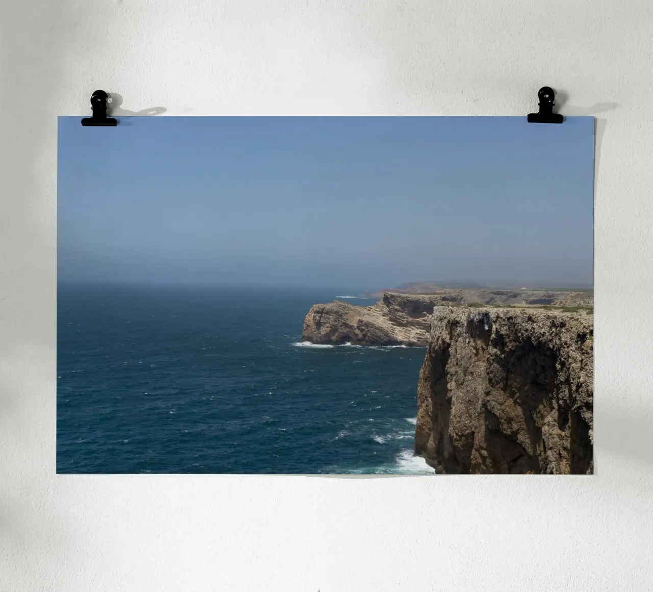 Silenzio costiero poster con telaio in plastica da StillVibe Home