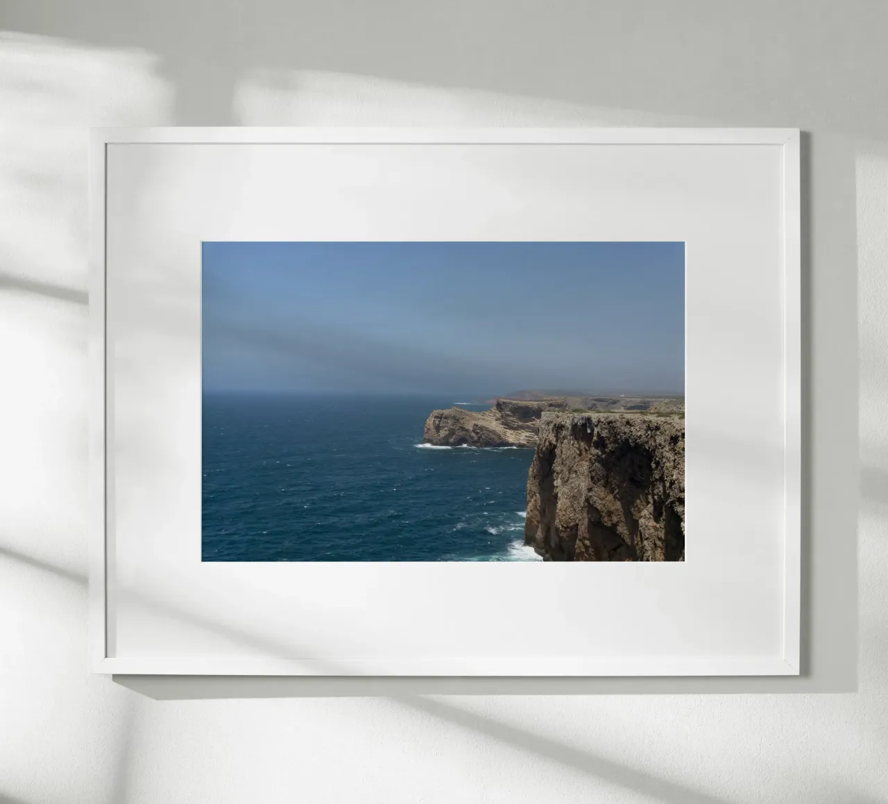 Silenzio costiero poster con telaio in plastica da StillVibe Home