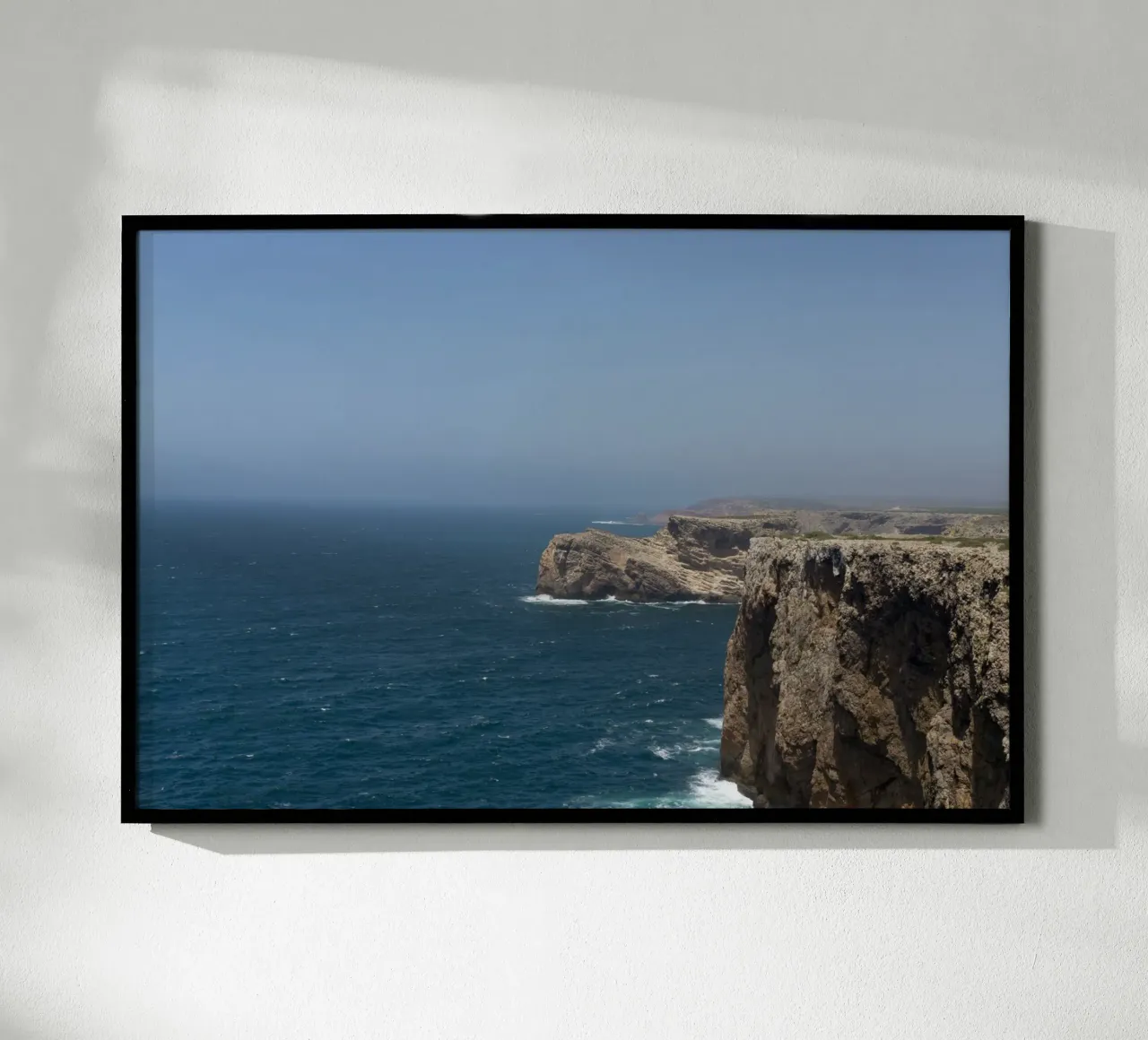 Silenzio costiero poster con telaio in plastica da StillVibe Home