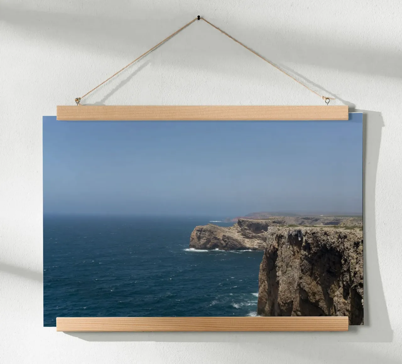 Silenzio costiero poster con telaio in plastica da StillVibe Home
