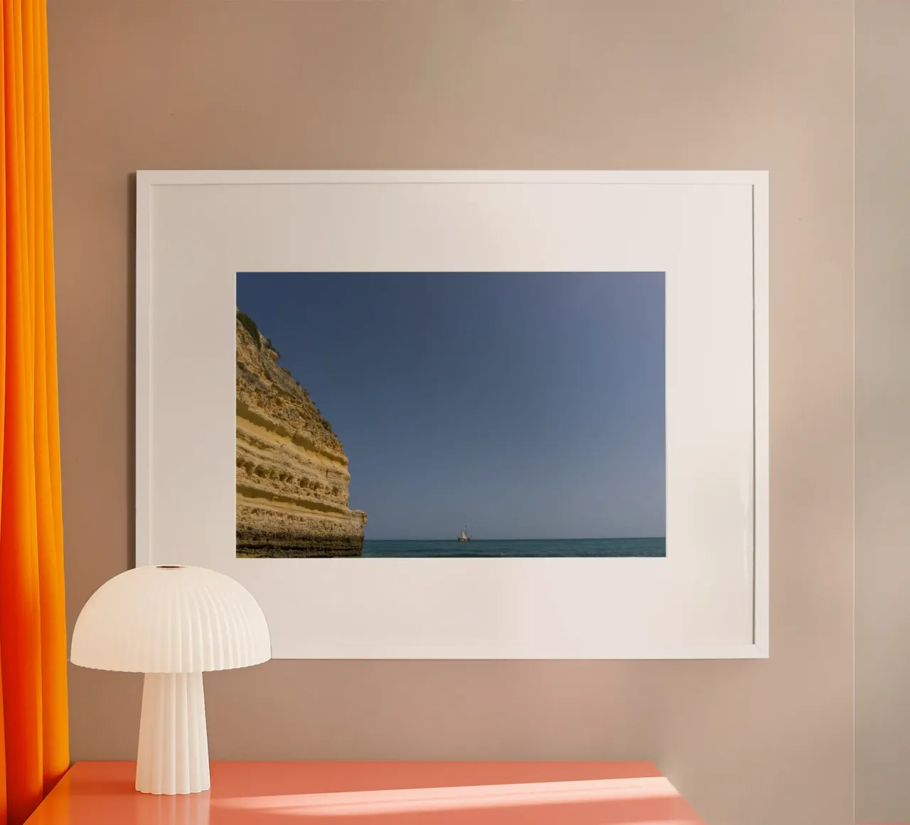 Silenzio costiero poster con telaio in legno da StillVibe Home
