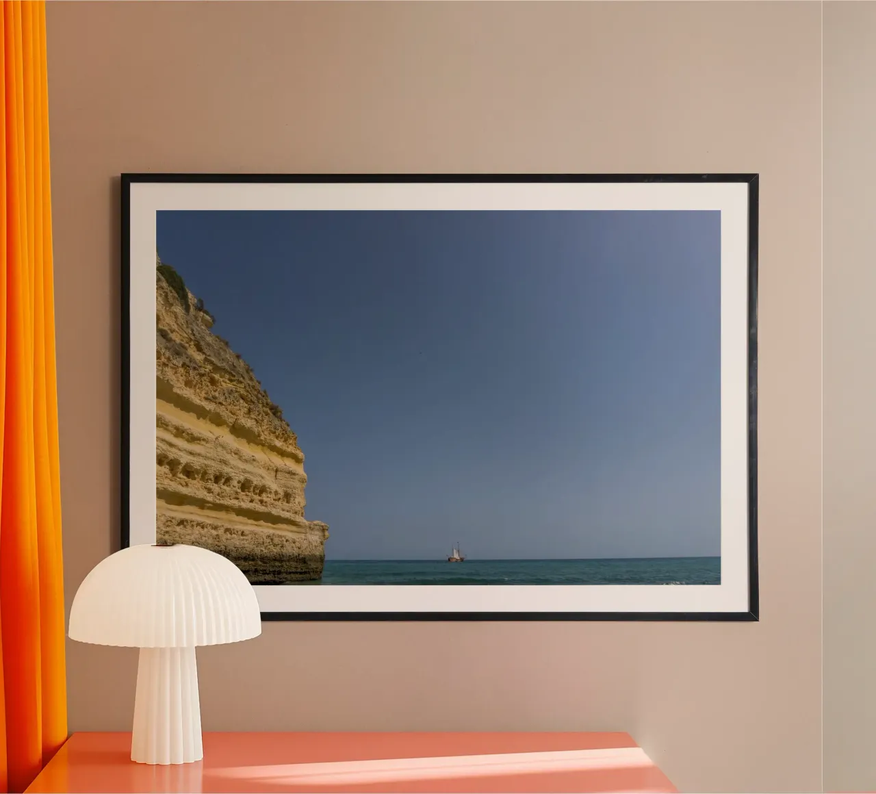 Silenzio costiero poster con telaio in legno da StillVibe Home
