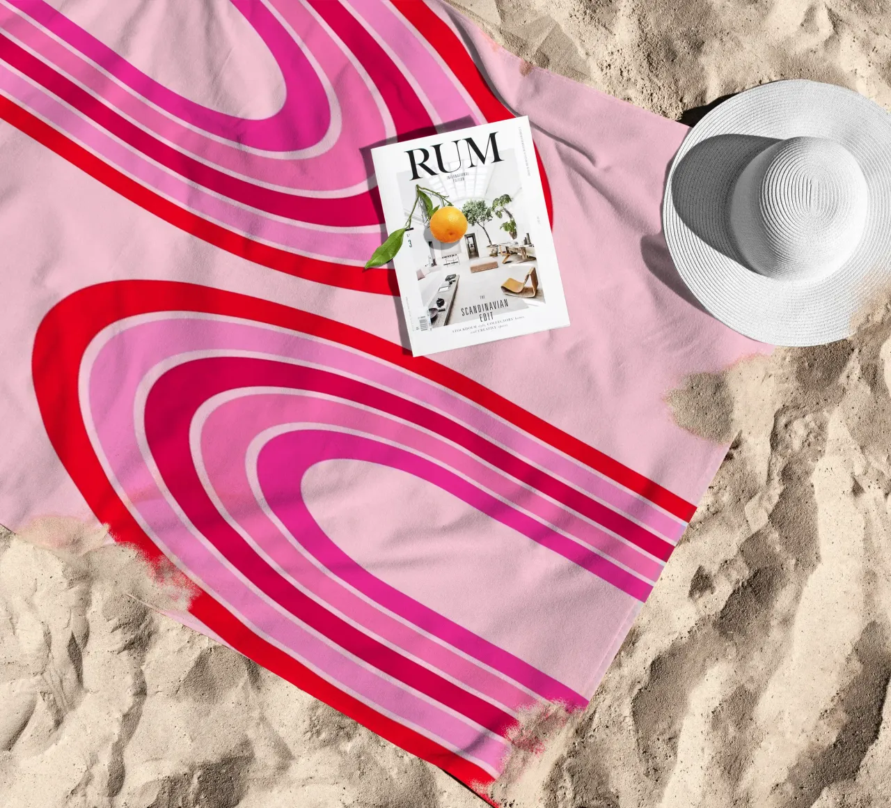 Linee curve retrò in audaci toni rosa e rossi telo mare da The Art Club