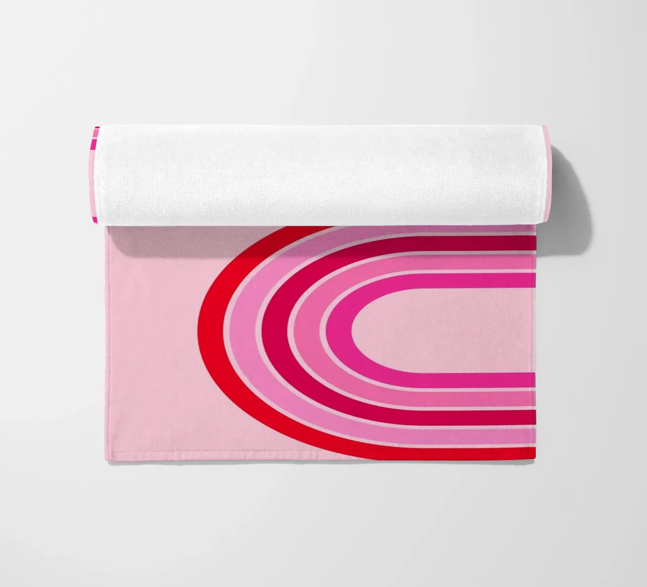 Linee curve retrò in audaci toni rosa e rossi telo mare da The Art Club