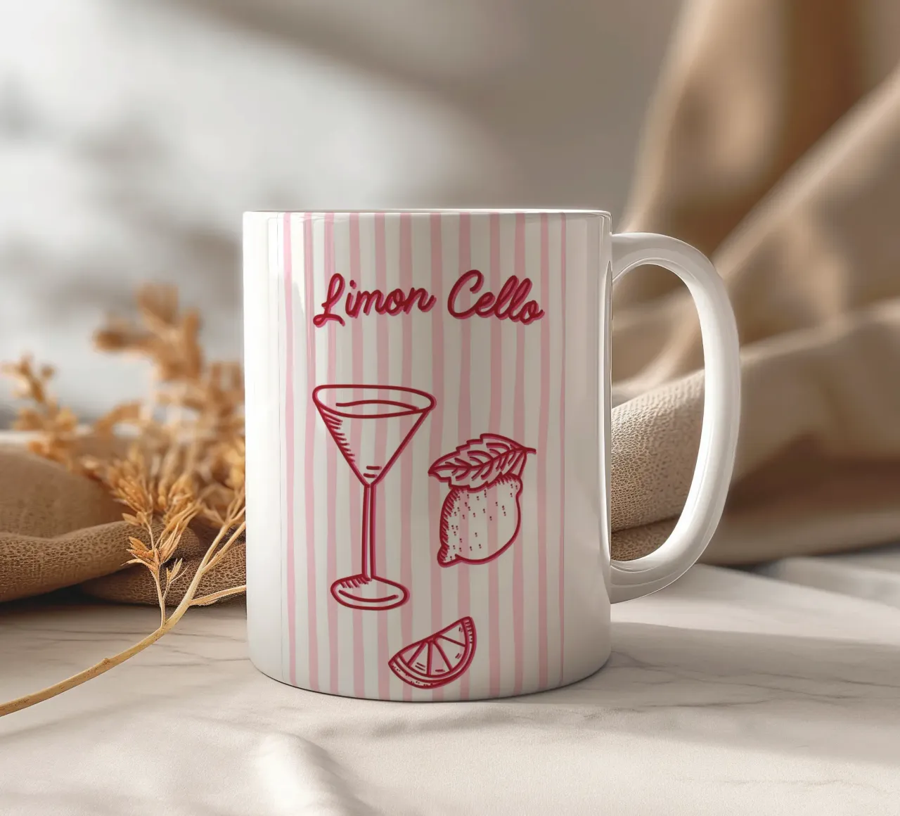 Speelse Limoncello Cocktail Illustratie in Roze op Gestreept keramische mok van The Art Club