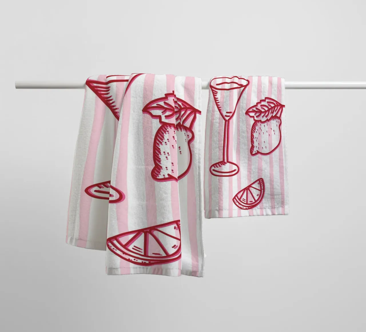 Speelse Limoncello Cocktail Illustratie in Roze op Gestreept badhanddoek van The Art Club