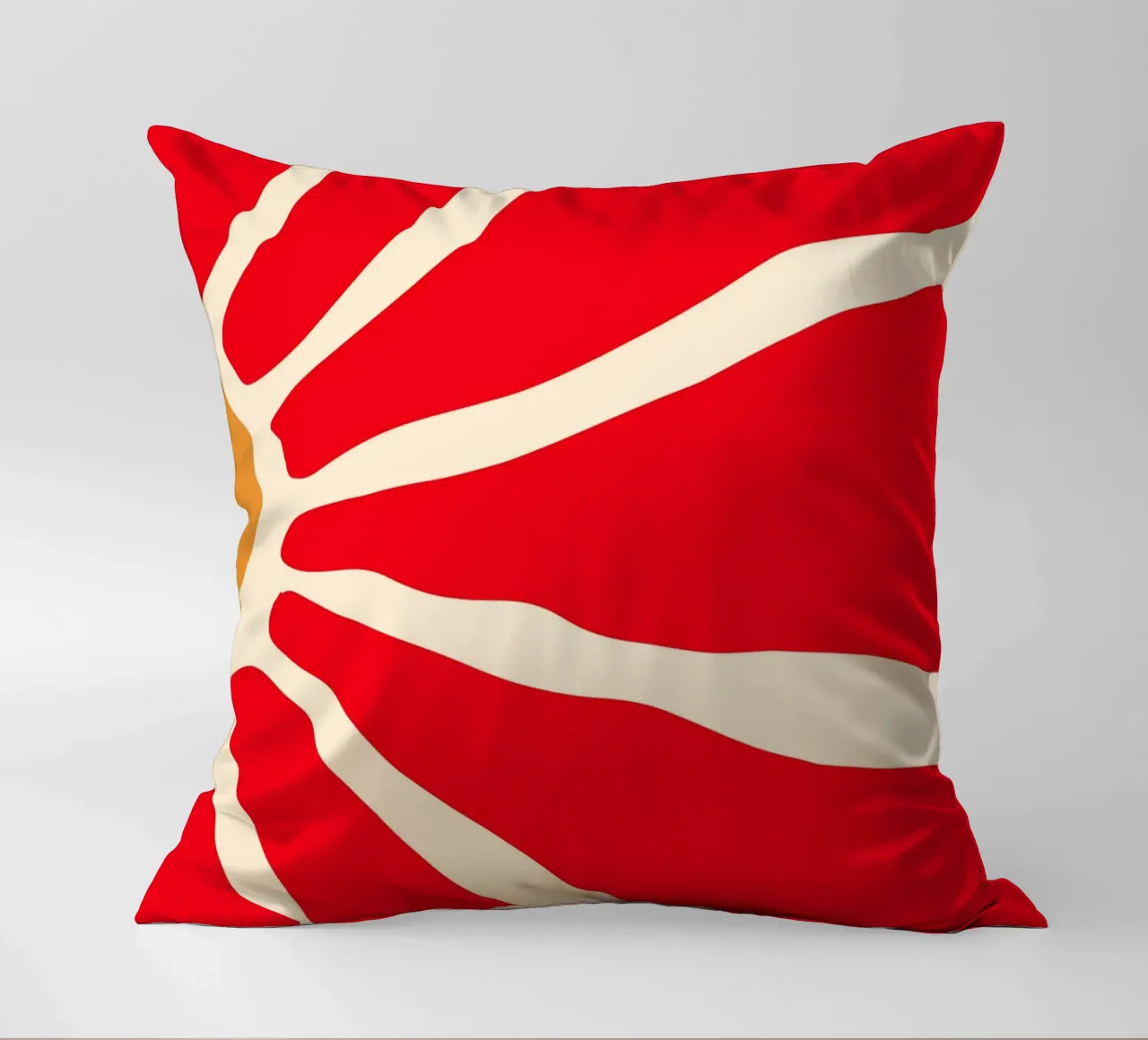 Audace fiore astratto in rosso e arancione con linee organiche cuscino da The Art Club