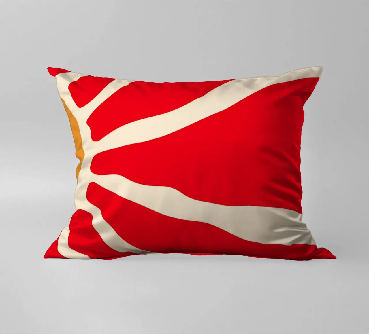 Audace fiore astratto in rosso e arancione con linee organiche cuscino da The Art Club