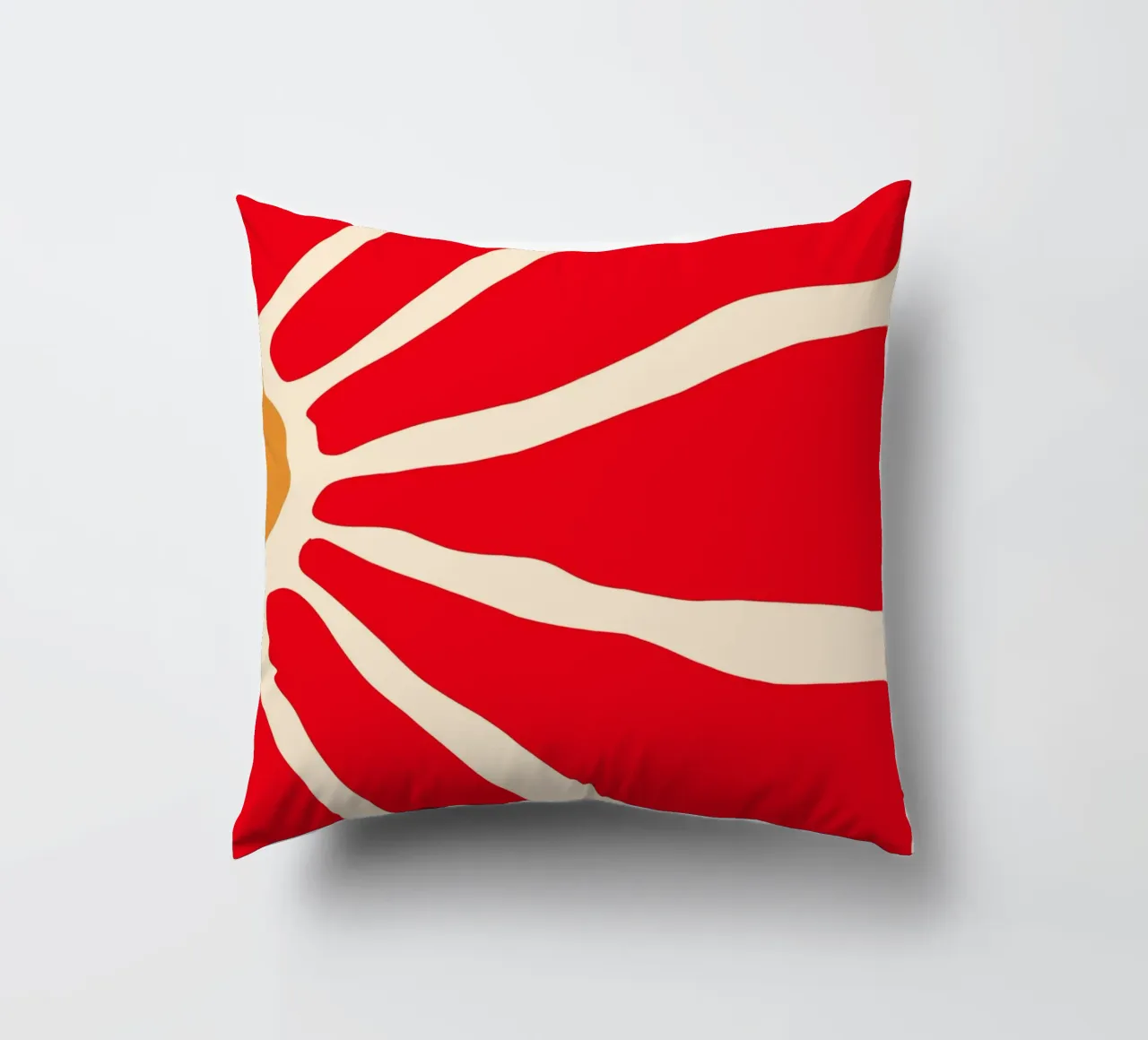 Audace fiore astratto in rosso e arancione con linee organiche cuscino da The Art Club
