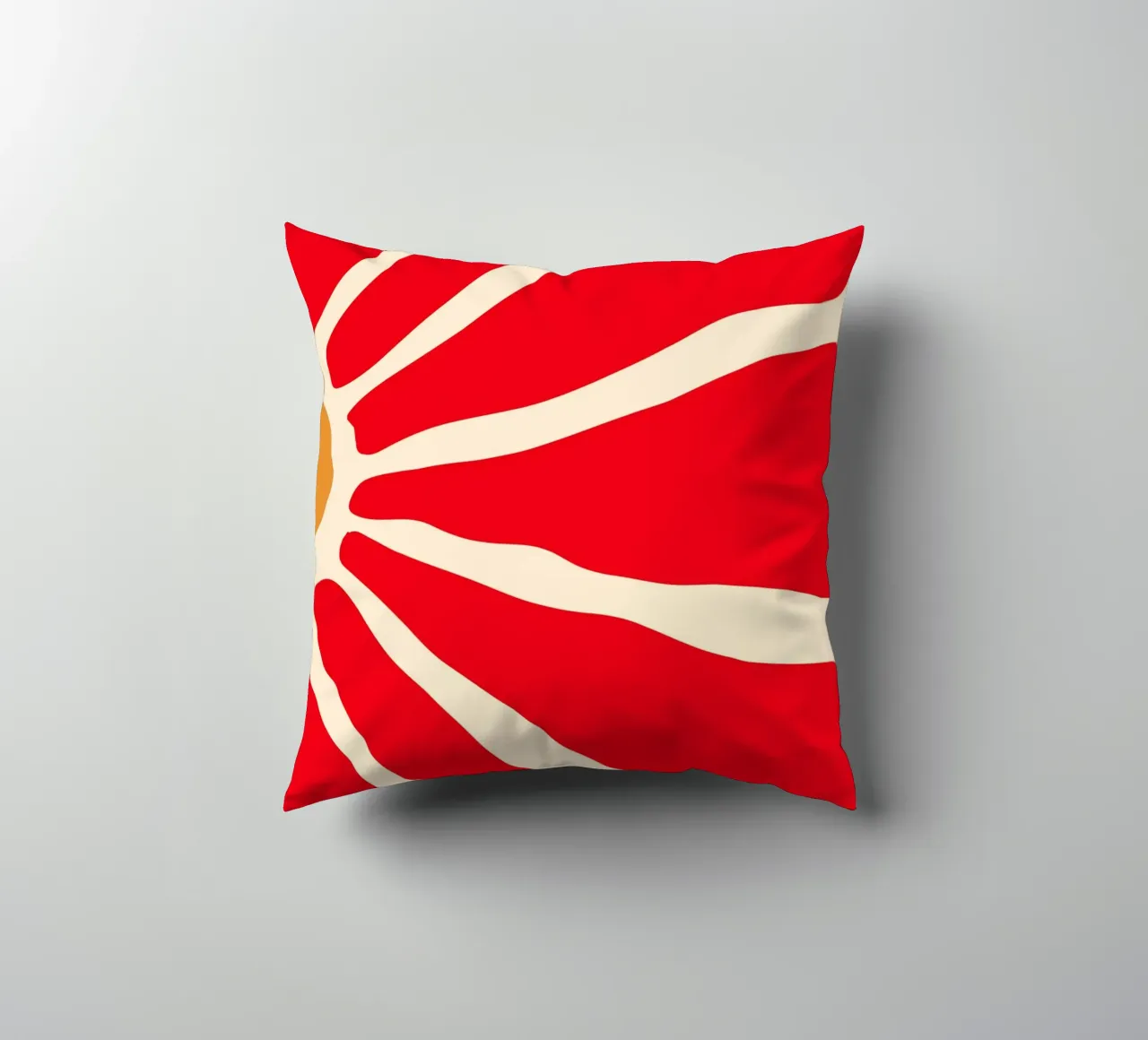 Audace fiore astratto in rosso e arancione con linee organiche cuscino da The Art Club