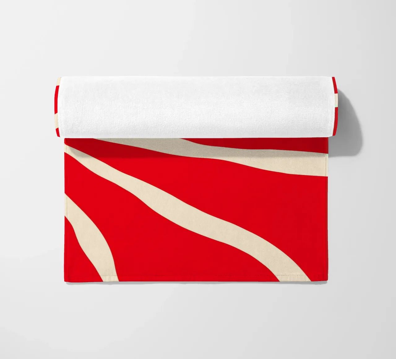 Audace fiore astratto in rosso e arancione con linee organiche telo mare da The Art Club