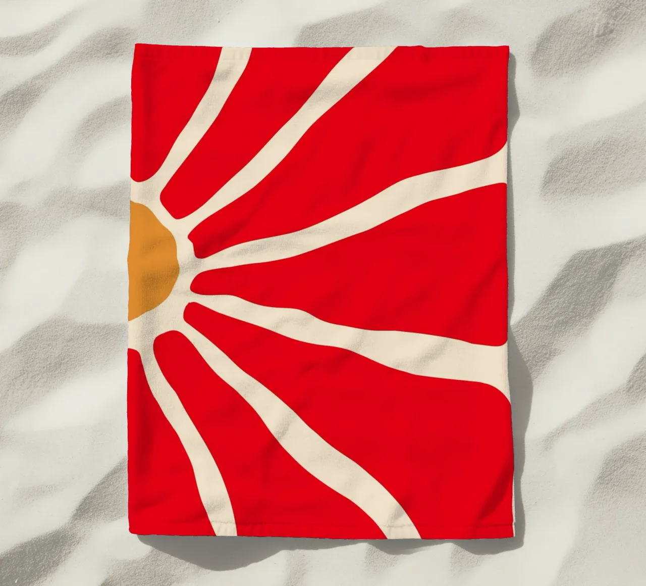 Audace fiore astratto in rosso e arancione con linee organiche telo mare da The Art Club