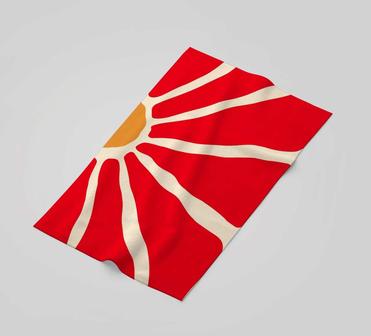 Audace fiore astratto in rosso e arancione con linee organiche telo mare da The Art Club