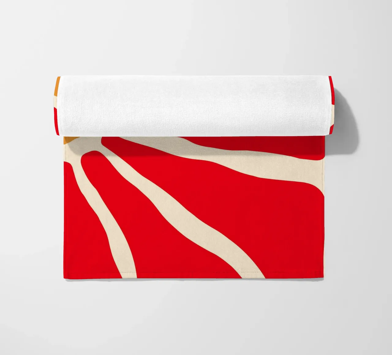 Audace fiore astratto in rosso e arancione con linee organiche telo mare da The Art Club