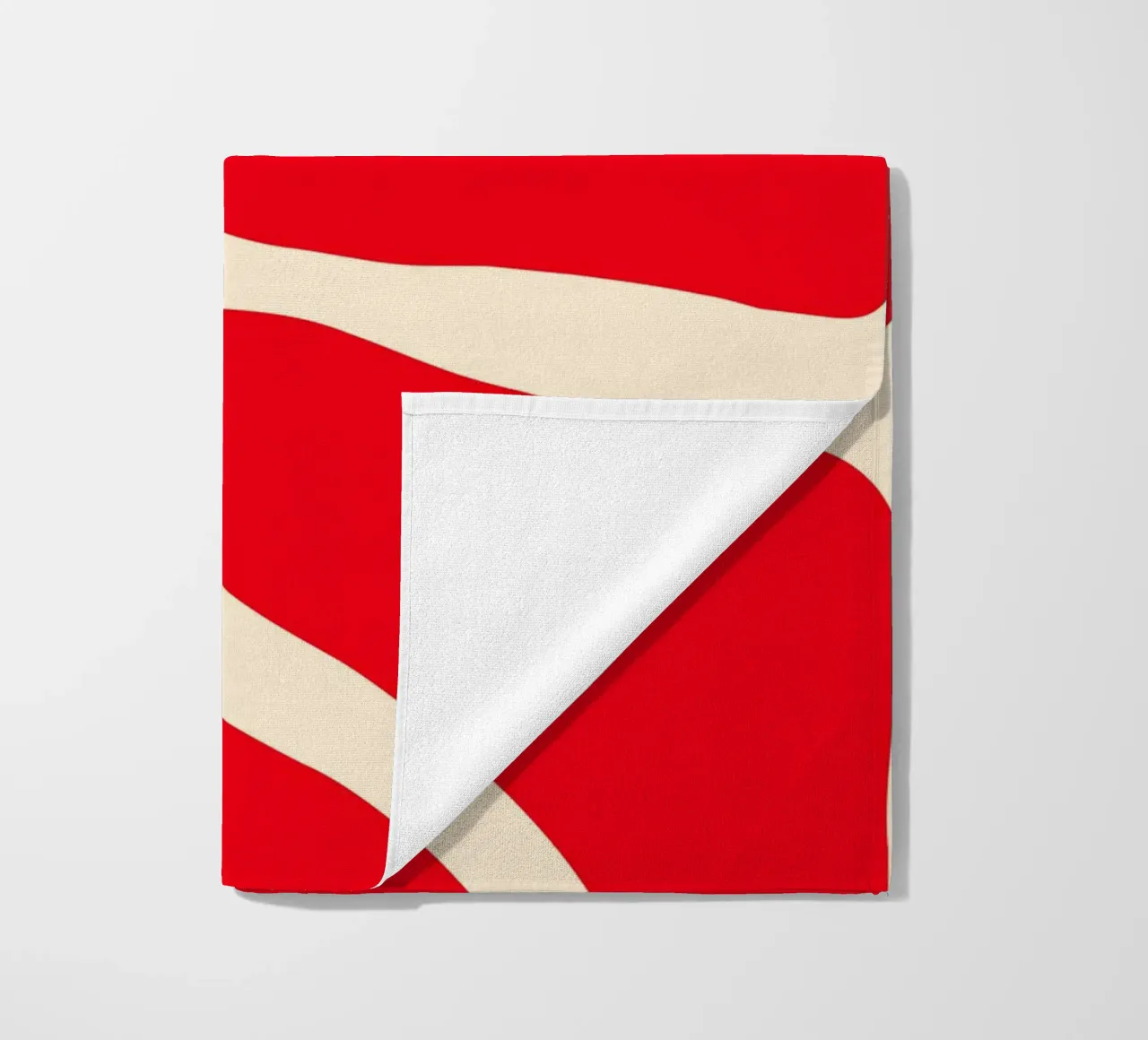 Audace fiore astratto in rosso e arancione con linee organiche telo mare da The Art Club